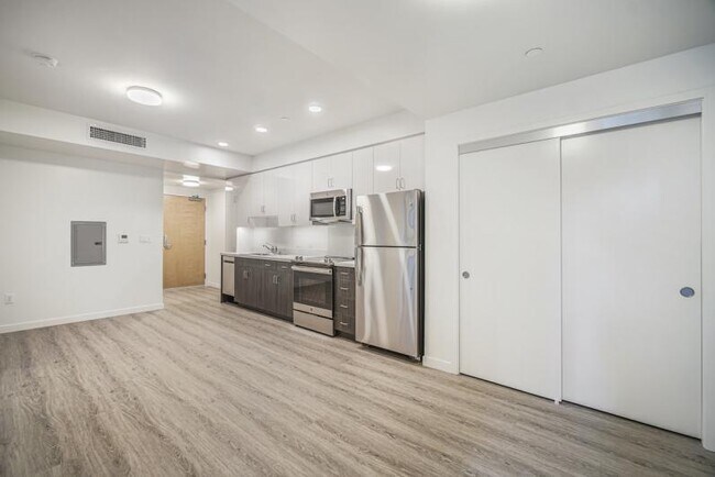 Building Photo - New Spacious Modern Studio with Large Patio