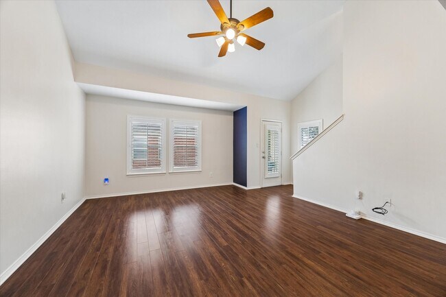 Building Photo - 922 W Heights Hollow Ln