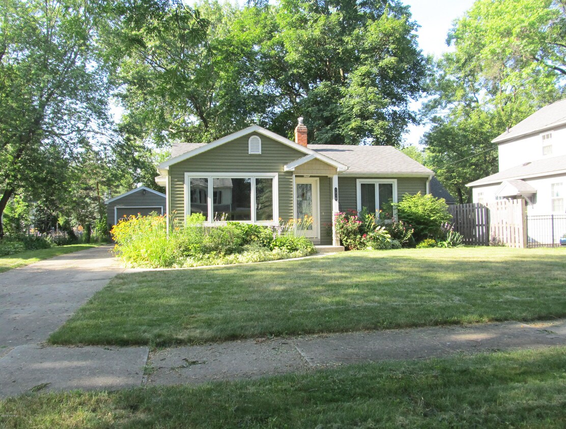 Primary Photo - 1210 Vassar Dr