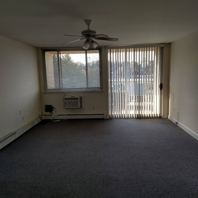 Building Photo - 141 E Lake Blvd