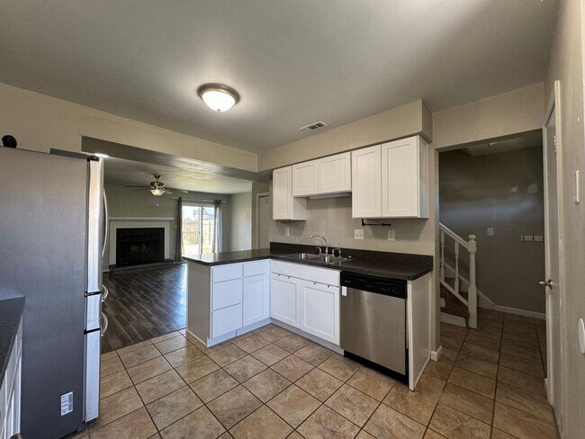 Foto del edificio - End-Unit Townhome in Amhurst "ASK ABOUT OUR ZERO DEPOSIT"