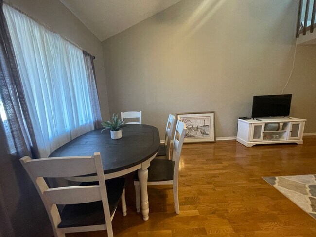 Foto del edificio - For Lease - Fully Furnished 2 BR | 1.5 BA ...