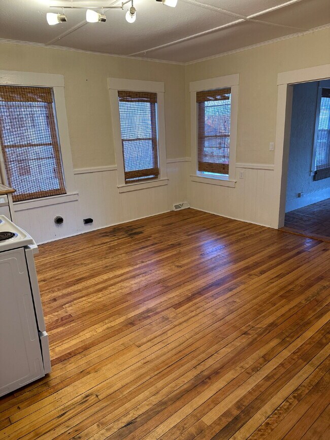 Foto del edificio - Recently updated 2nd floor 3-bedroom unit located on a quiet dead-end street!