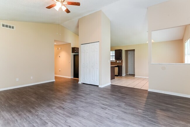 Building Photo - Beautiful Home in Charleston!