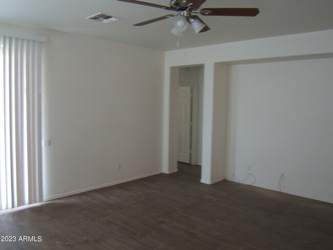 Foto del edificio - 9238 W Milkweed Loop