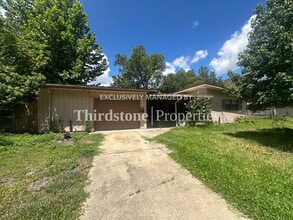 Building Photo - 1038 La Marche Dr
