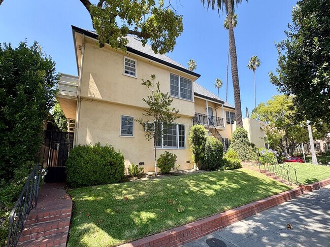 Foto del edificio - 1744 Huntington Dr