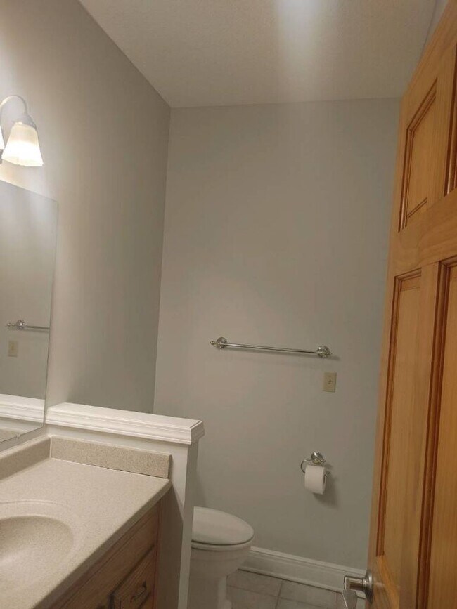 Building Photo - 5 bedroom, 4.5 bath