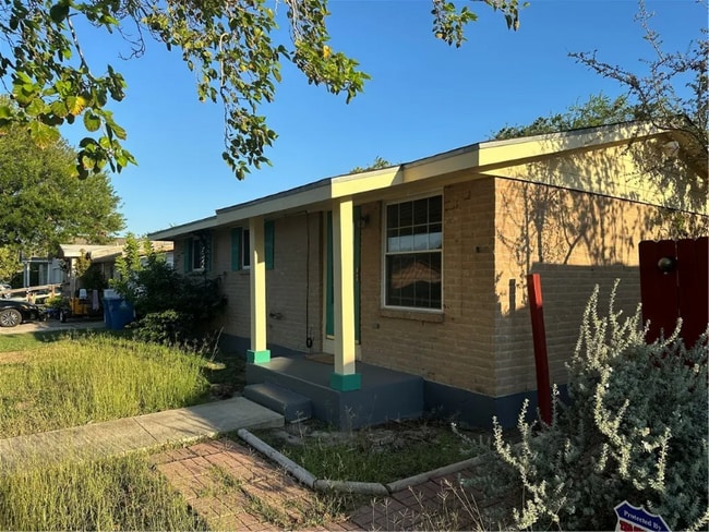 Building Photo - 1026 Northcliff Dr