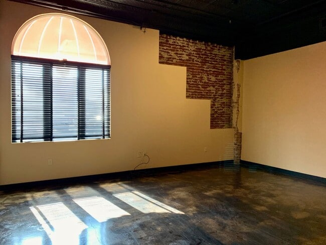 Building Photo - 110 W Huntington Ave