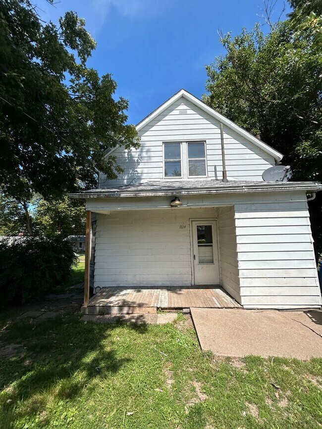 Building Photo - 2 Bedroom 1 Bath House in Moline