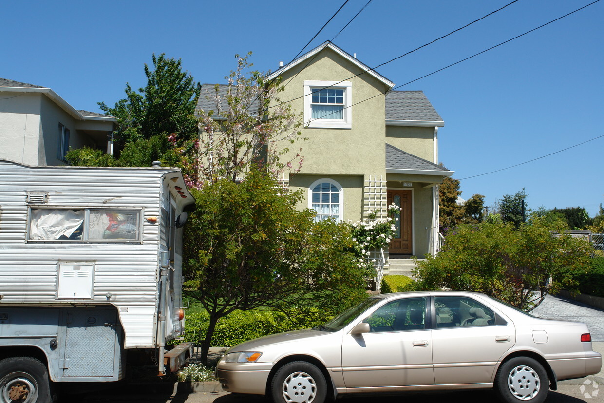 Building Photo - 1633 Stuart St