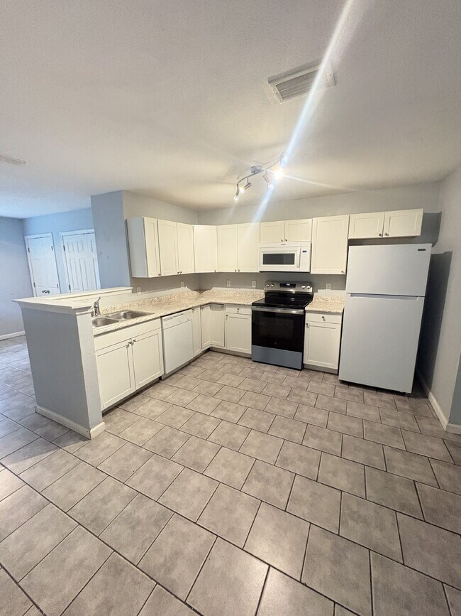 Foto del edificio - Open floor plan, four-bedroom two-bathroom with washer and dryer
