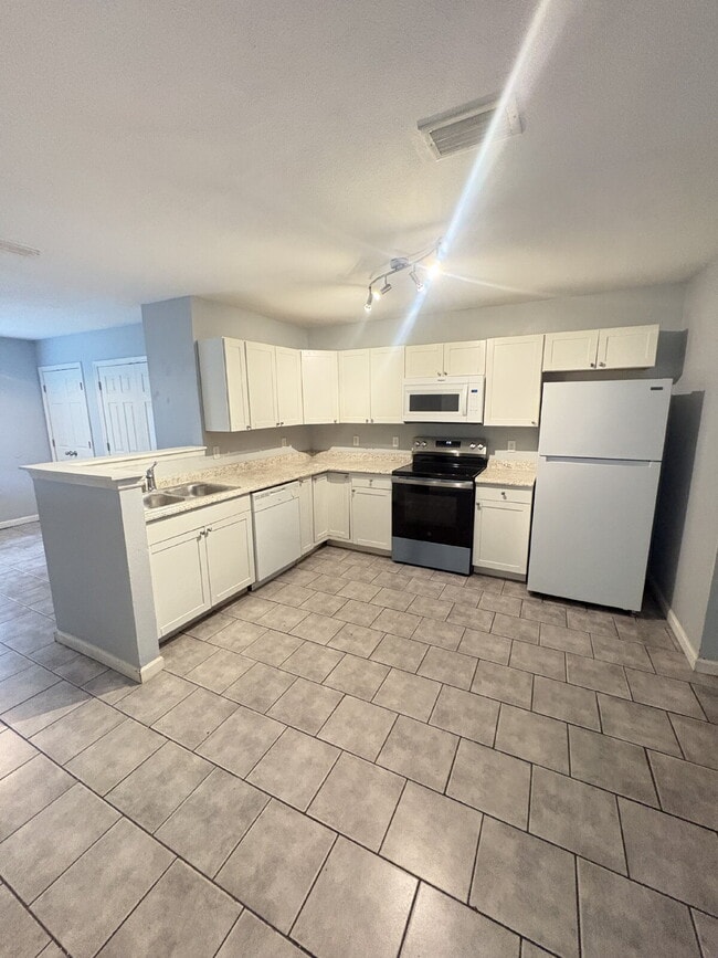 Building Photo - Open floor plan, four-bedroom two-bathroom with washer and dryer