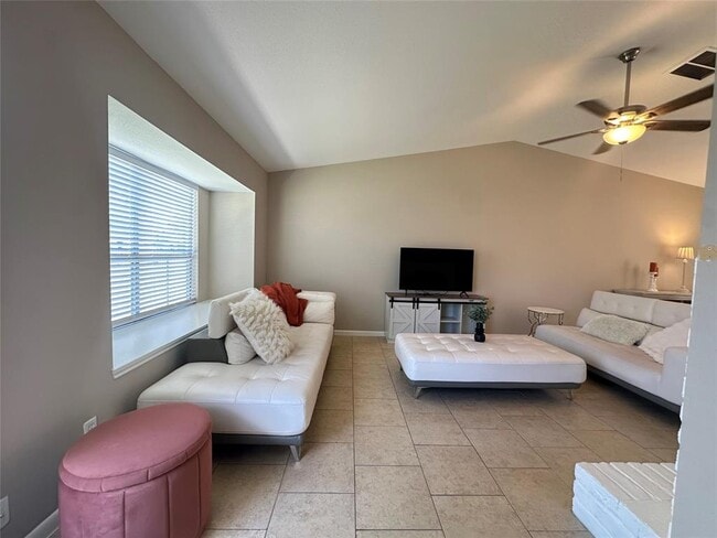Building Photo - 10627 Sandpiper Dr
