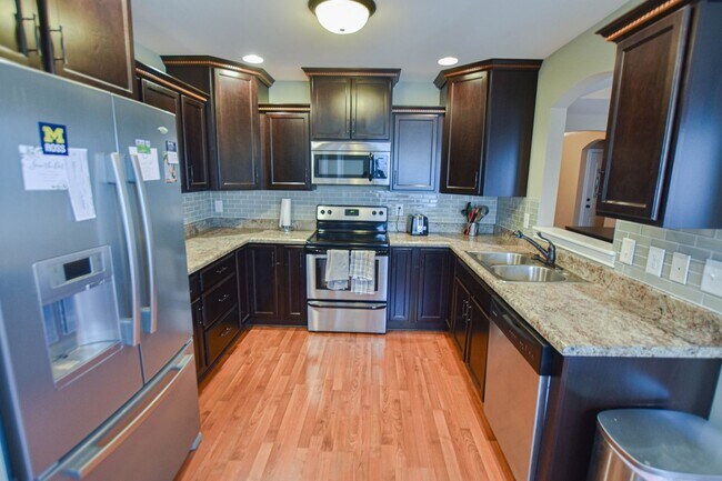 Foto del edificio - Pet Friendly Three Bedroom with Bonus!