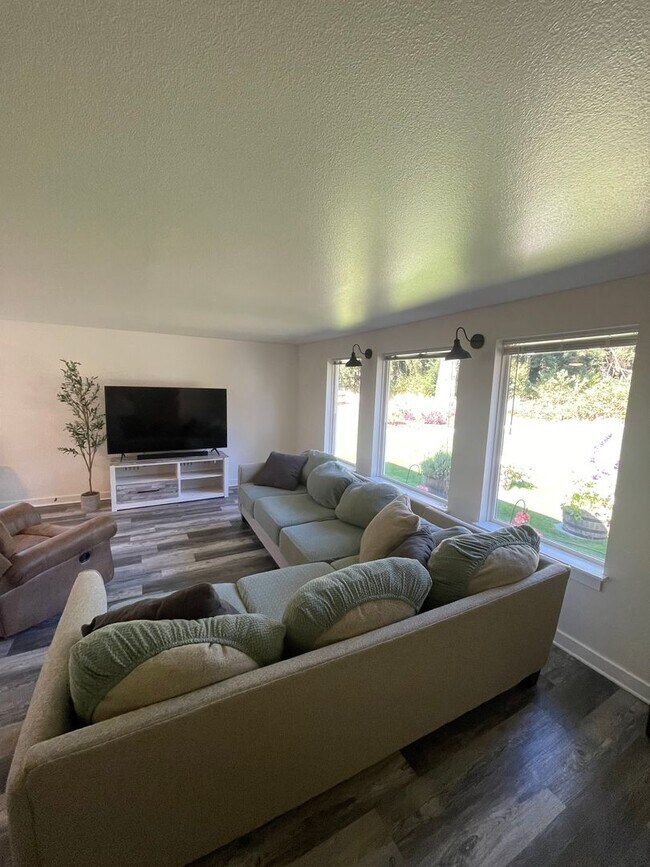 Building Photo - Charming 4-Bedroom with Open Floor Plan & ...