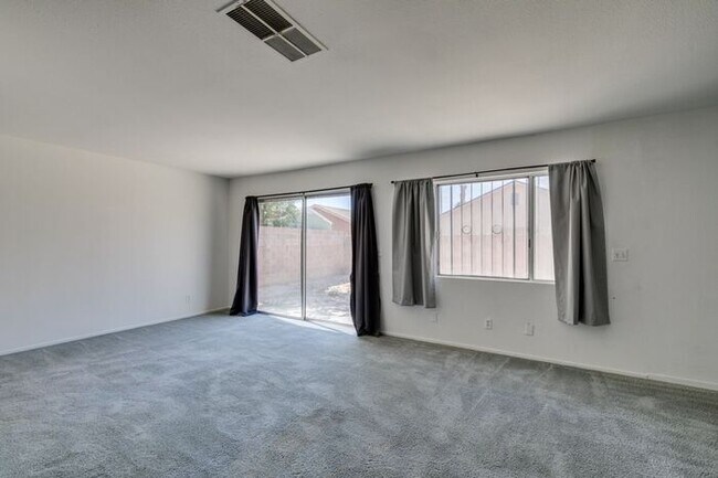 Foto del edificio - Double Primary Townhome with Spacious Backyard in 89115!