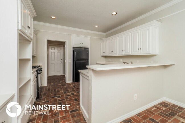 Building Photo - 10404 Regent St