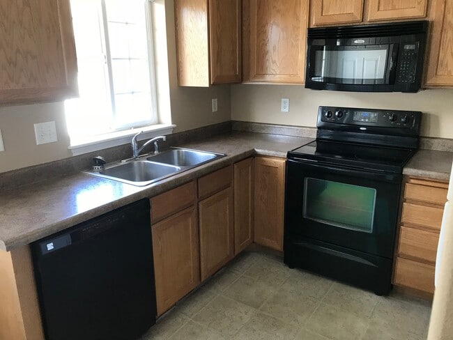Building Photo - Charming 2 bed 1.5 bath Parkside Town Home...