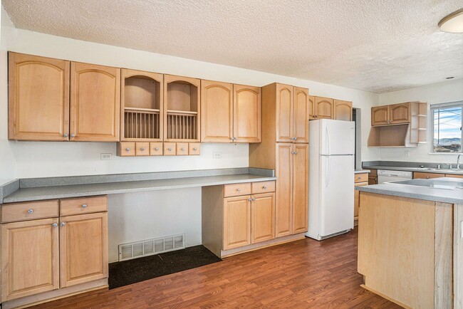 Building Photo - 3BD/1BA Ranch-Style Home near Pueblo Count...