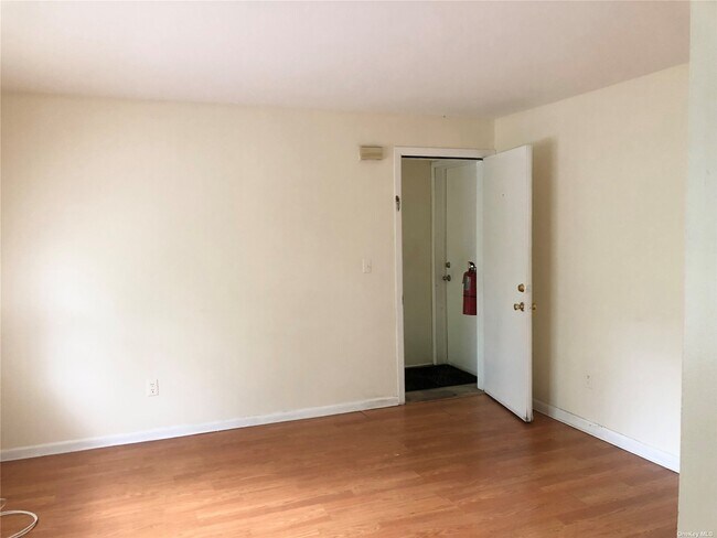 Foto del edificio - 64 Pine Hollow Rd