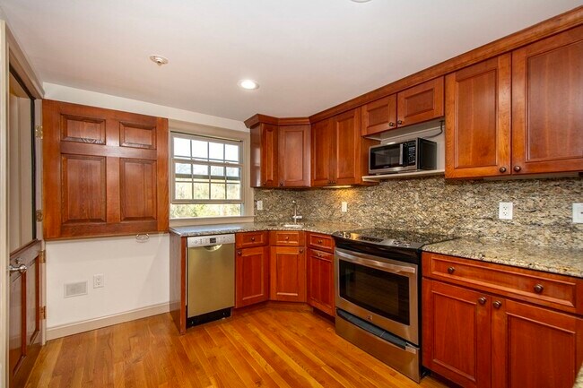 Building Photo - 135 Sohier St