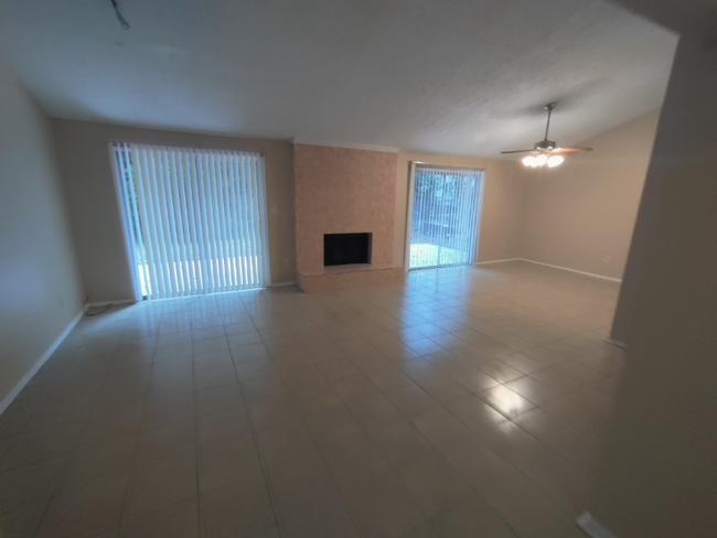 Building Photo - 1350 Worthington Hills Dr