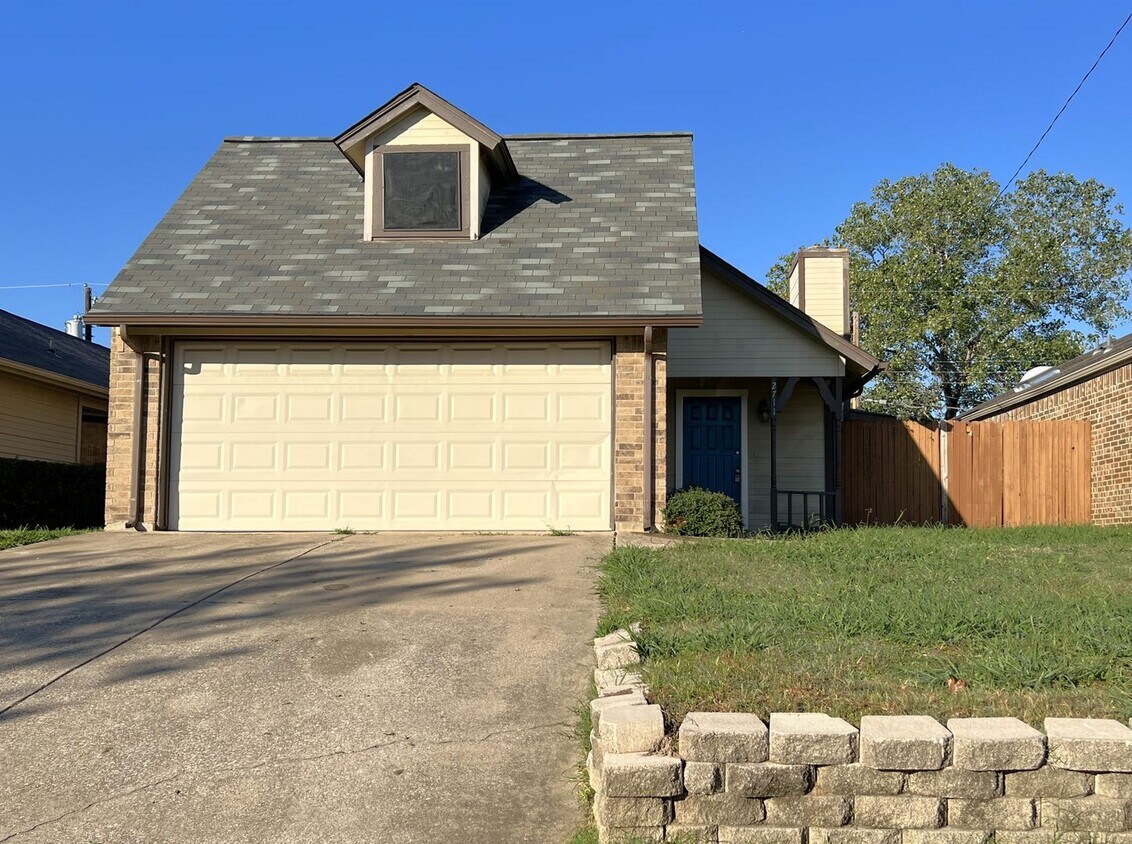 Primary Photo - Charming 1/2/2 Two-Story in Irving with Fr...