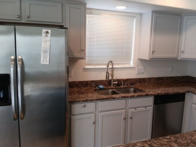 Foto del edificio - 3 Bedroom, 3 Bathroom Home! Schedule a Showing Today!