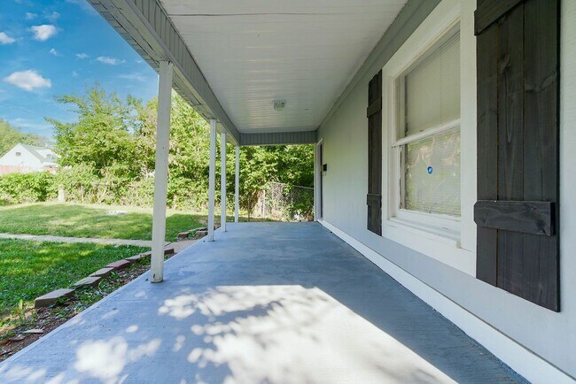 Building Photo - Charming 3-Bedroom Home with Hardwood Floo...