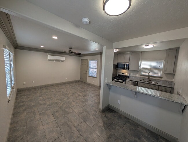 Building Photo - 935 E Divisadero St