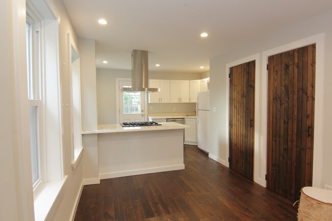 Building Photo - 136 Walnut Ave