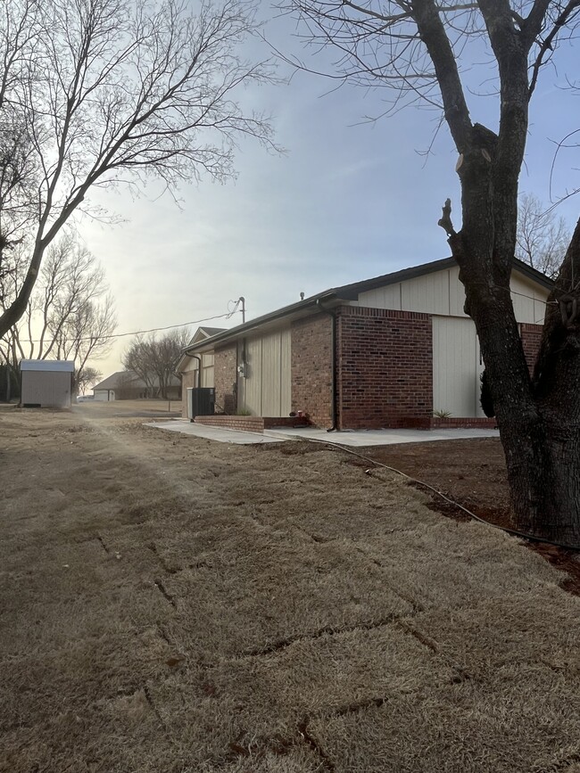 Building Photo - 14301 S Western Ave