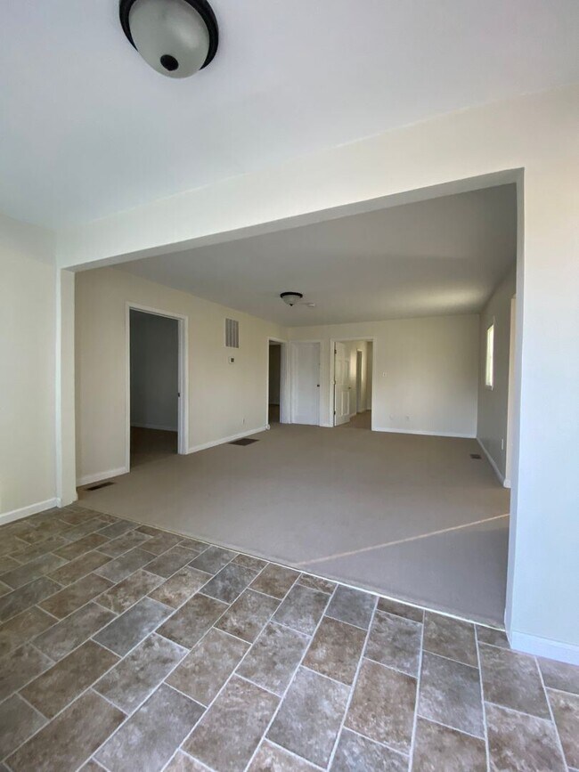 Building Photo - 3 br, 1 bath House - 2922 S 4th Street