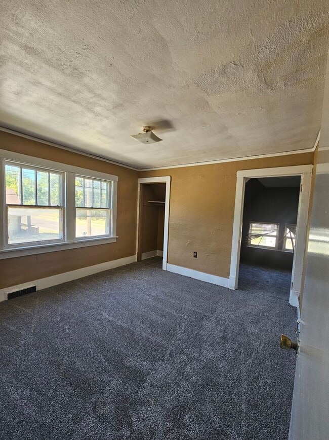 Building Photo - 3 bedroom home with fenced yard