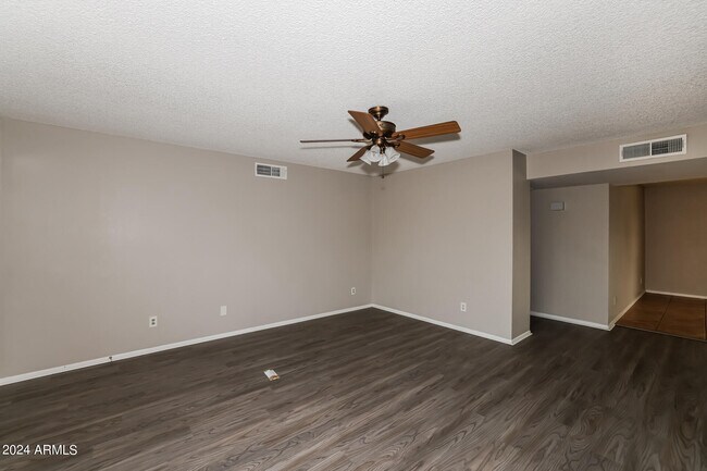 Building Photo - 1109 W Renee Dr