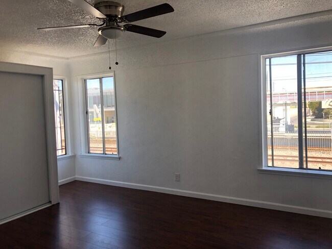 Bedroom - 305 N Willowbrook Ave