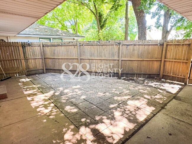 Foto del edificio - **COMING SOON FOR JUNE 2026 MOVE IN!** 3 BED/2 BATH DUPLEX - CLOSE TO CAMPUS!