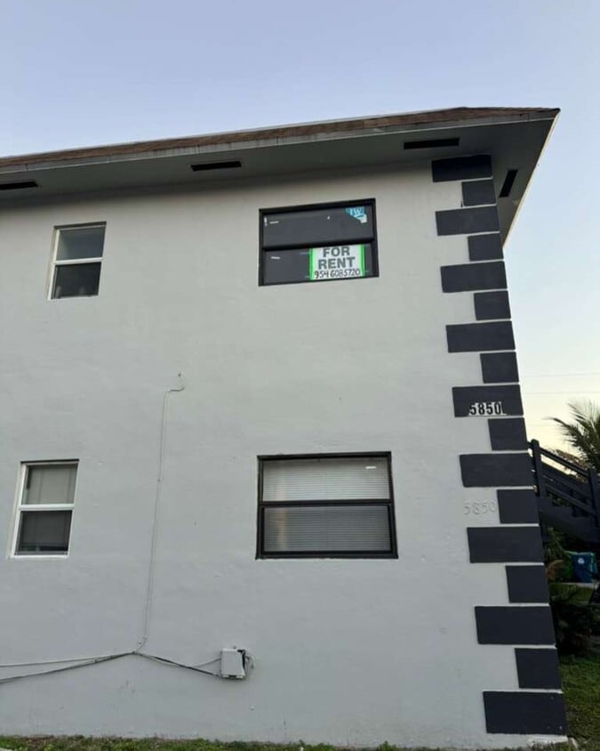 Building Photo - 5850 NW 16th Pl