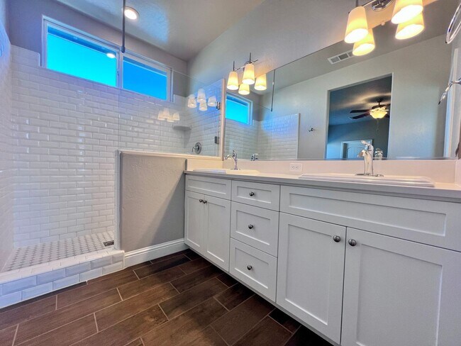 Foto del edificio - $2,795 Leonard & Gettysburg, 3 Bedroom 2.5...