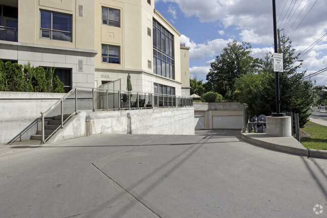 Photo du bâtiment - 8201 Islington Ave