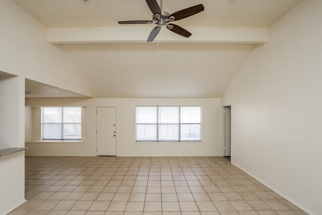 Building Photo - 916 Richards Dr