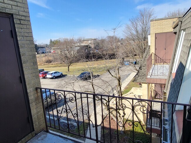 Balcony View - 808 N River Rd