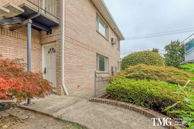 Foto del edificio - Spacious Corner Condo with Garage and W/S/...