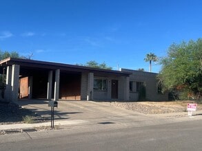Building Photo - 2328 W Las Lomitas