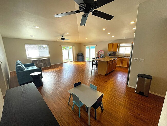 Building Photo - Beautiful 3-Bedroom, 2-Bath Single-Level H...