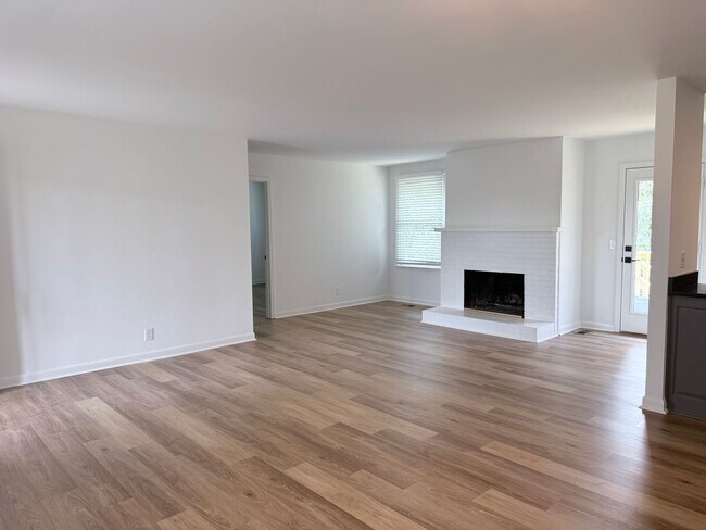 Building Photo - 4 bedroom/ 2 full bath in Brentwood/ a rare find