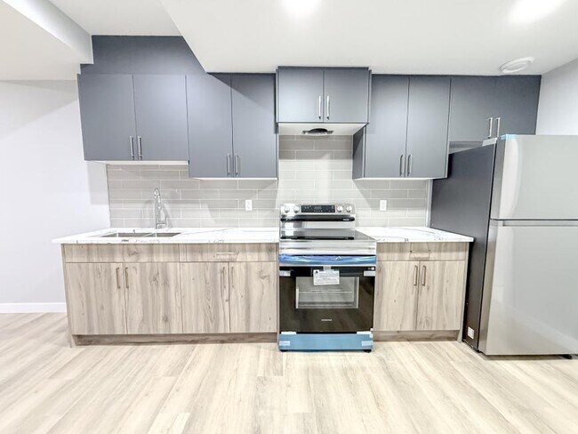 Photo du bâtiment - 1.0 bedroom in Edmonton Alberta T6X 1A2