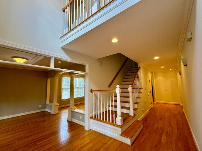 Building Photo - Gorgeous 4 bedroom/3.5 bath, 3547 SQFT hou...